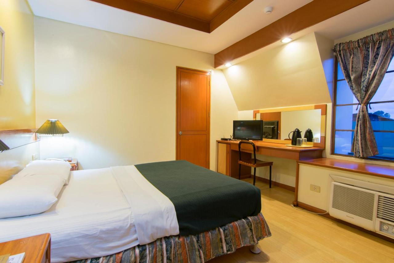 The Manor Hotel Davao Екстер'єр фото