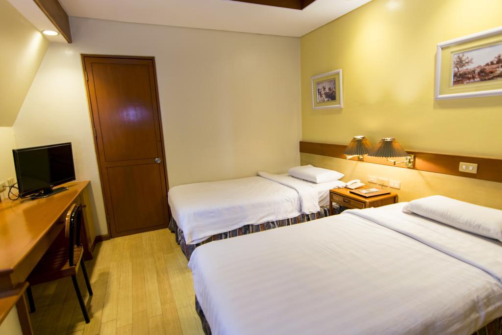 The Manor Hotel Davao Екстер'єр фото