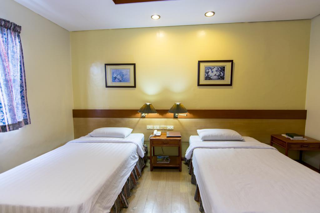 The Manor Hotel Davao Екстер'єр фото