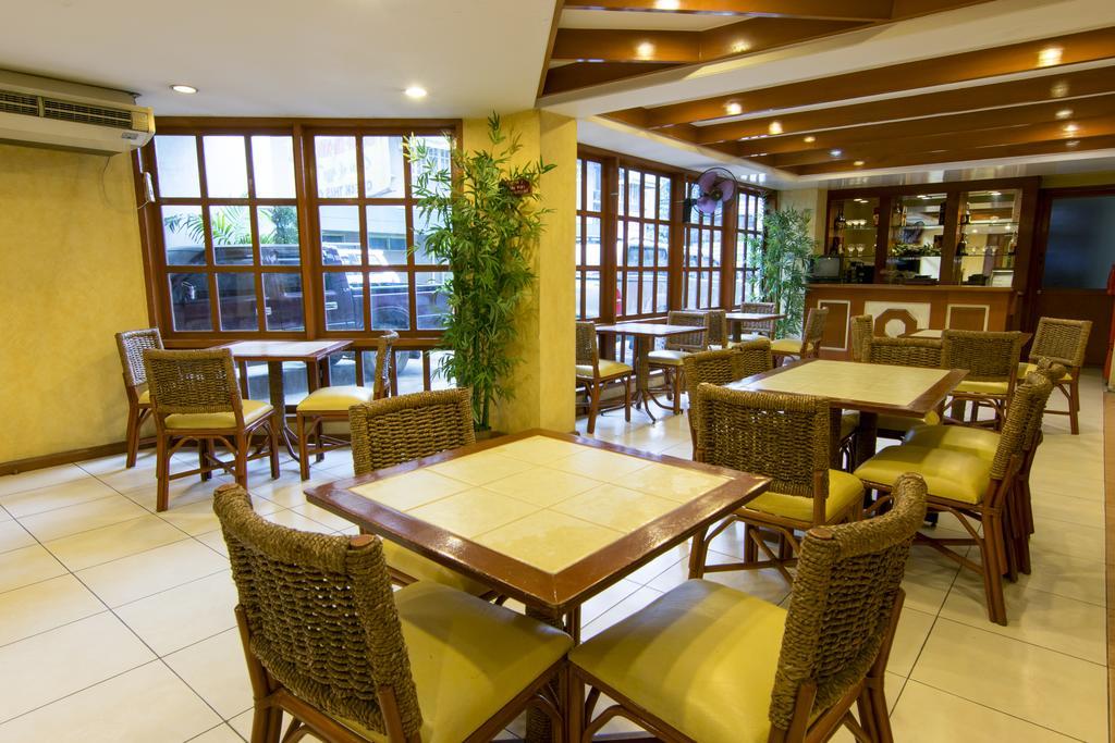 The Manor Hotel Davao Екстер'єр фото