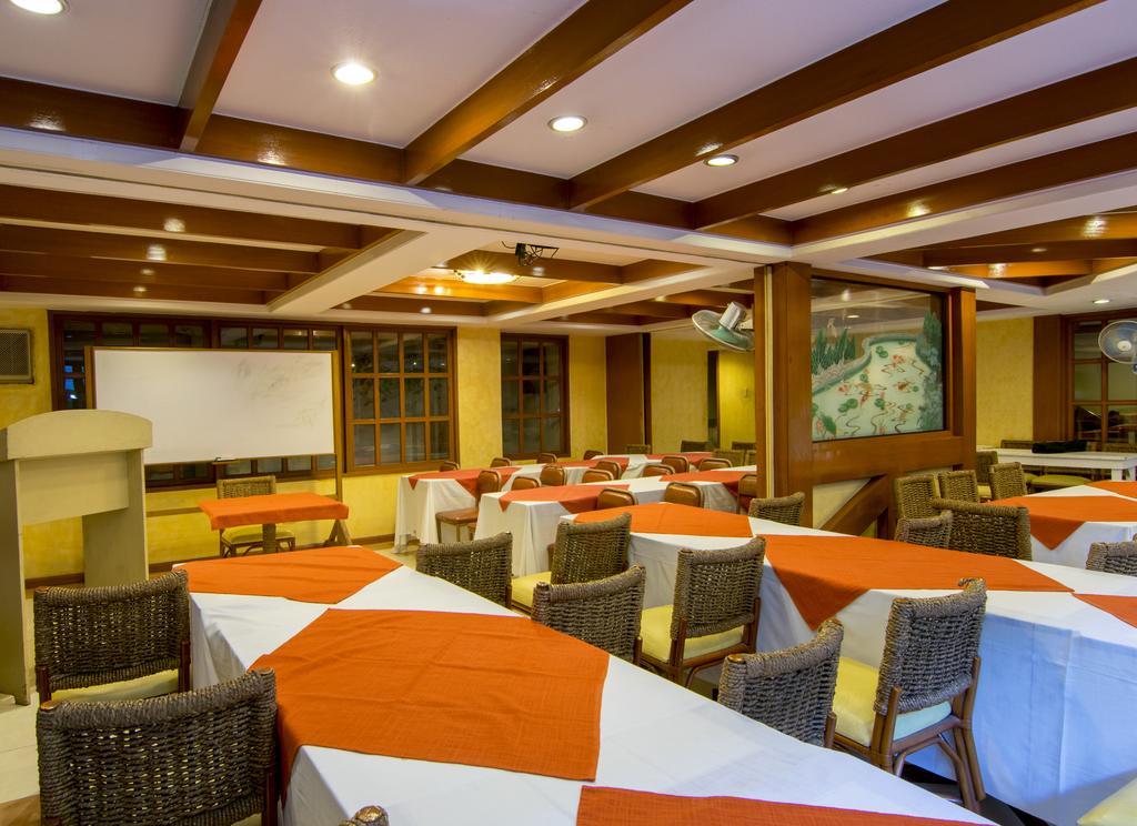 The Manor Hotel Davao Екстер'єр фото