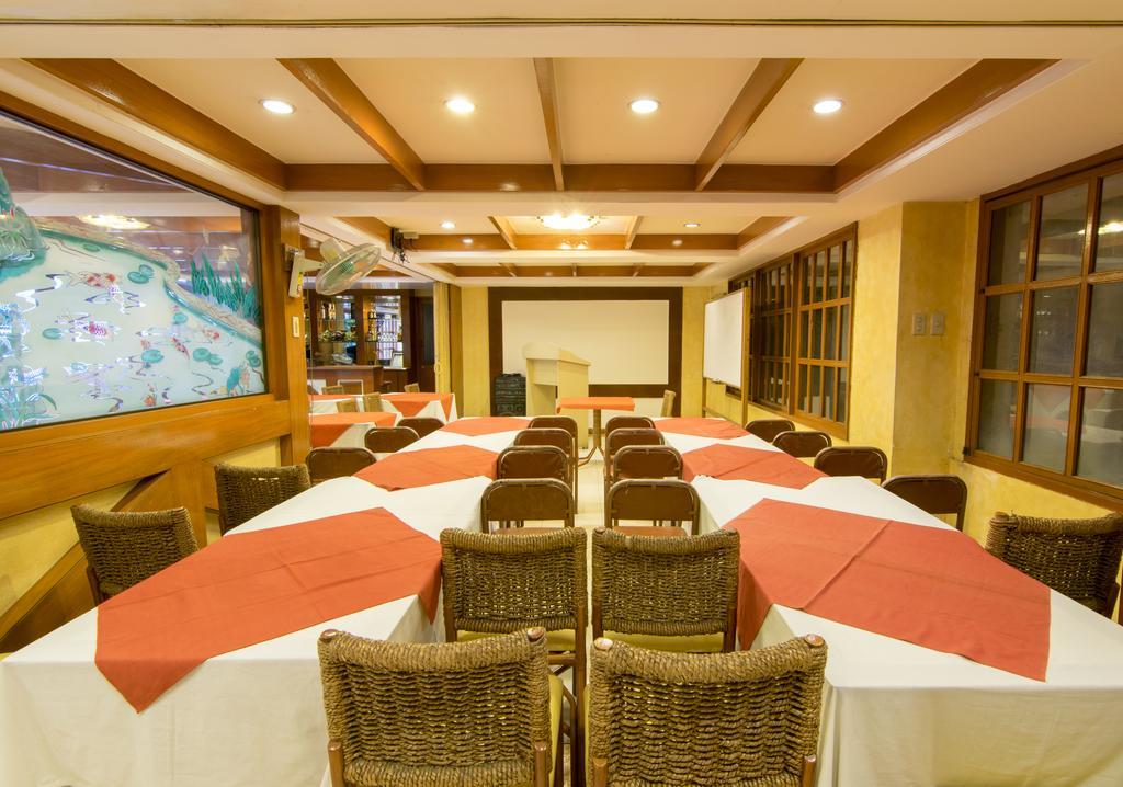 The Manor Hotel Davao Екстер'єр фото