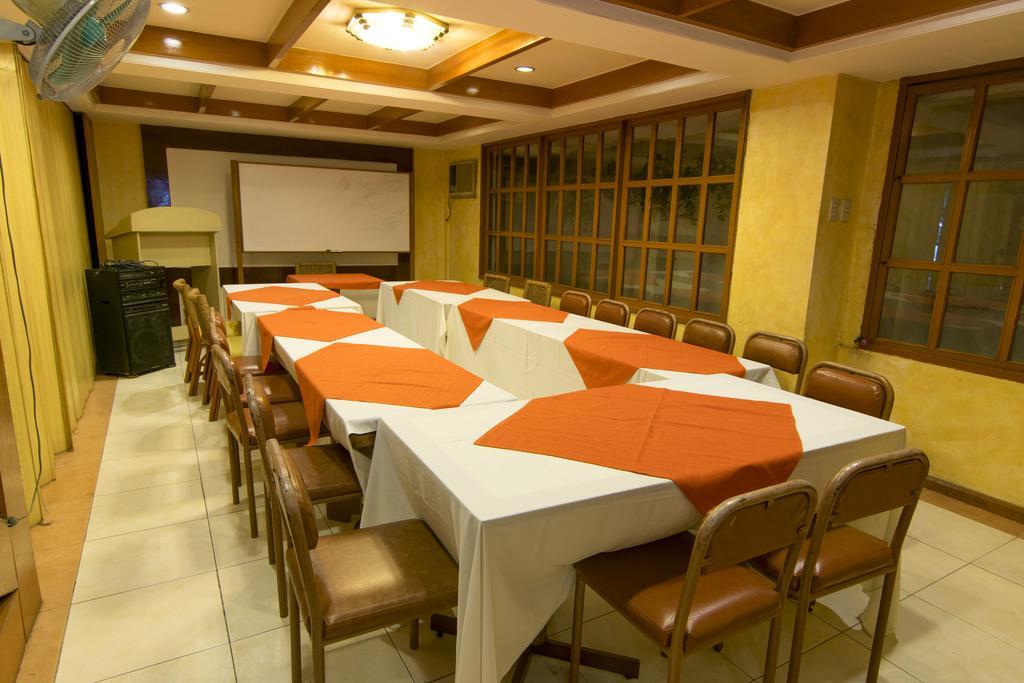 The Manor Hotel Davao Екстер'єр фото