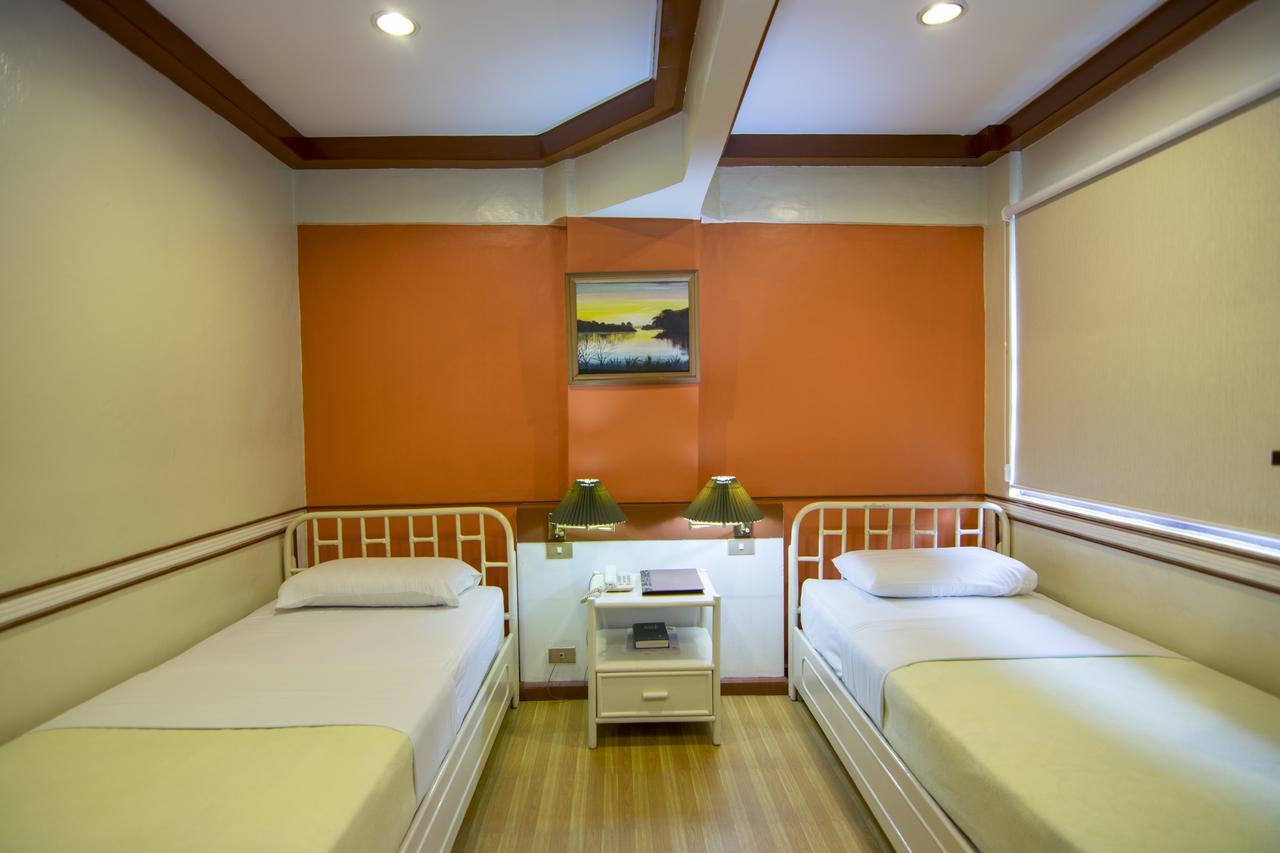 The Manor Hotel Davao Екстер'єр фото