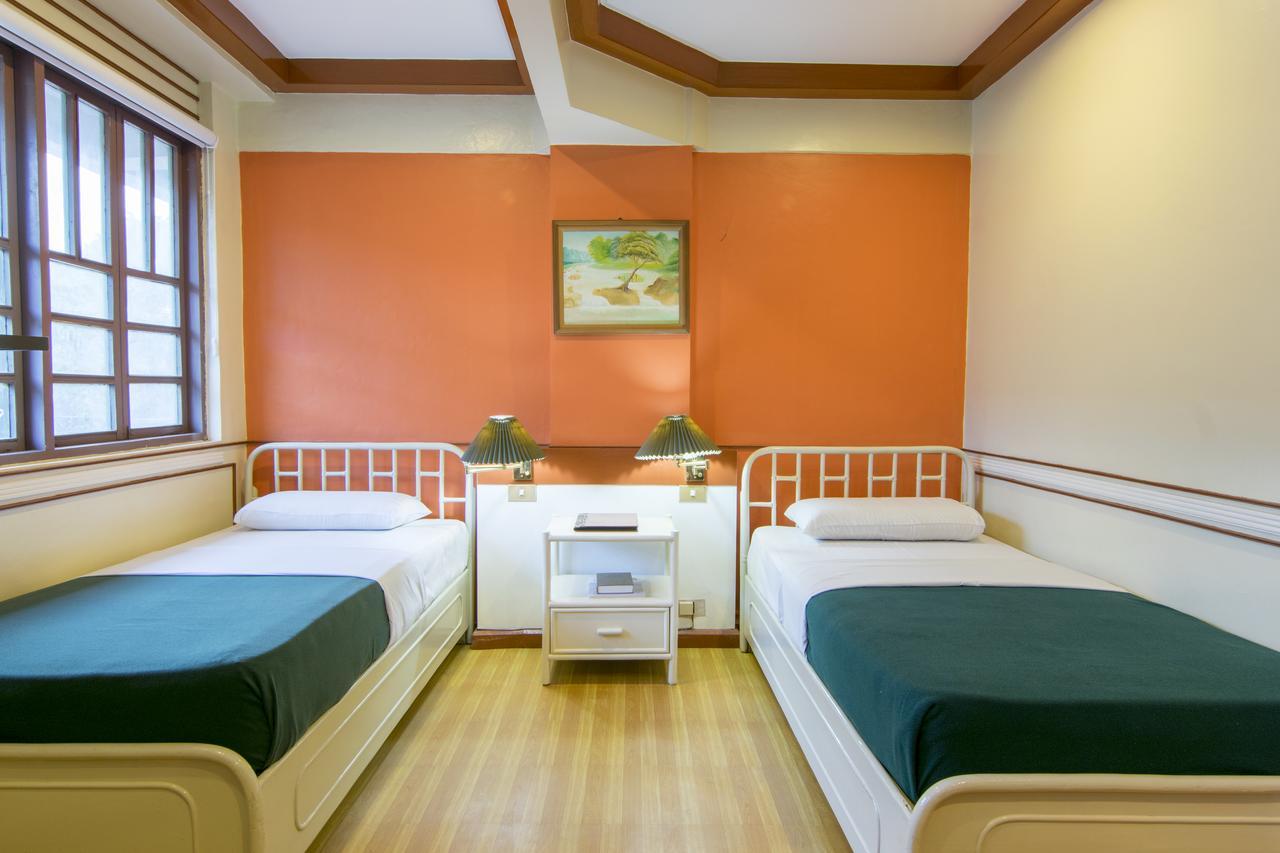 The Manor Hotel Davao Екстер'єр фото