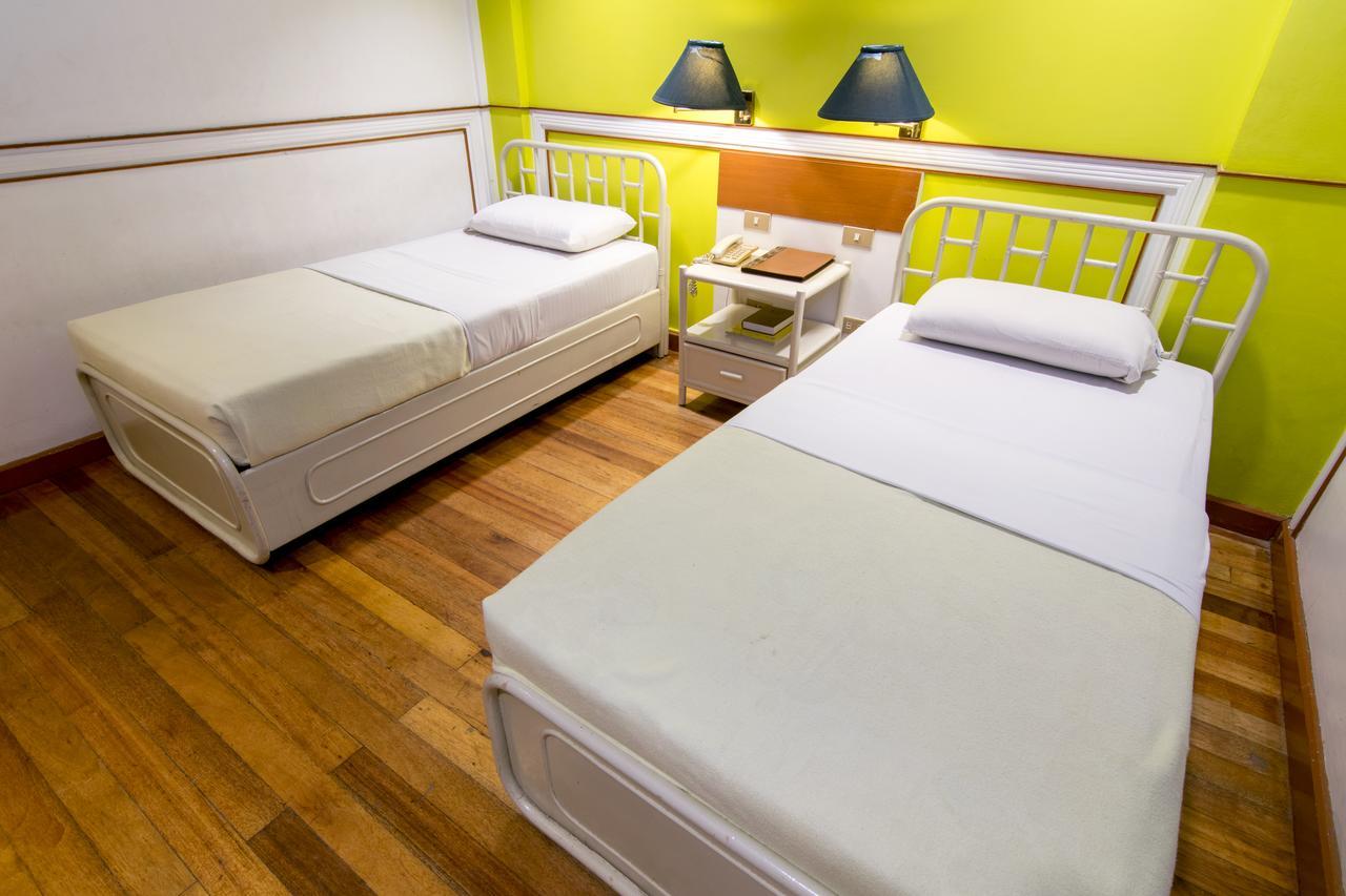The Manor Hotel Davao Екстер'єр фото