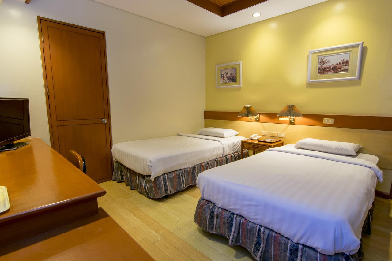The Manor Hotel Davao Екстер'єр фото