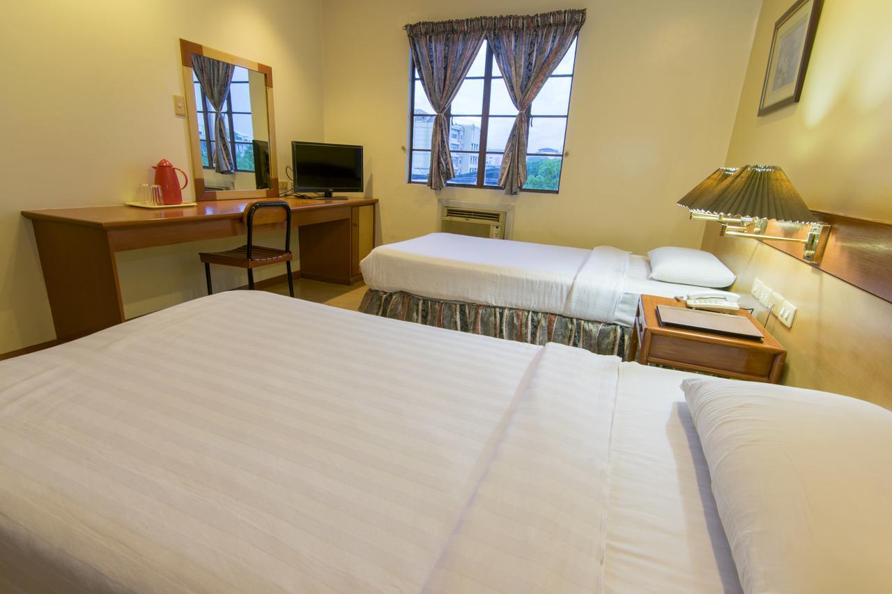 The Manor Hotel Davao Екстер'єр фото