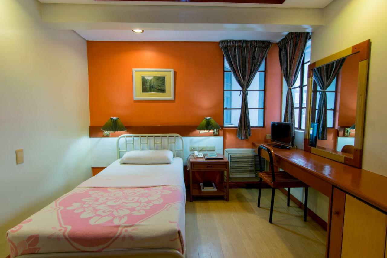 The Manor Hotel Davao Екстер'єр фото