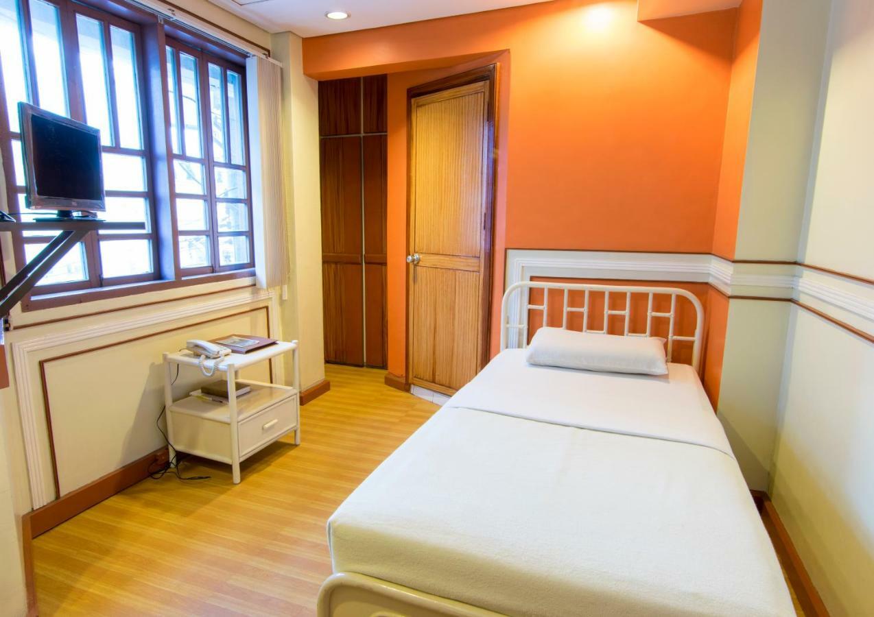 The Manor Hotel Davao Екстер'єр фото